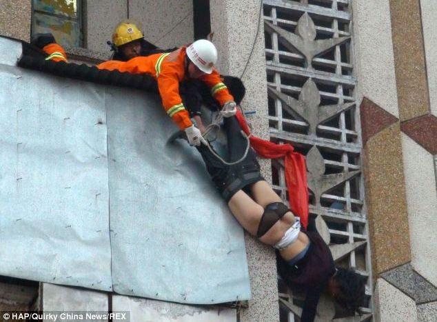 Luar Biasa! Suami Berhasil Pegangi Istrinya yang Ingin Bunuh Diri